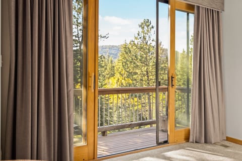 Wake up to the mountain fresh air with beautiful  views of Elephant Butte. Primary suite with king bed, 5 piece bath, fireplace, private balcony and walk in closet. 