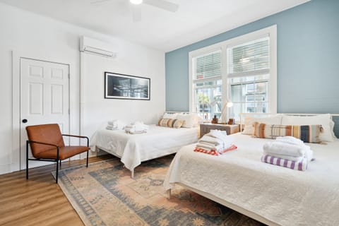 Welcome to The Aquarama - Room 33!