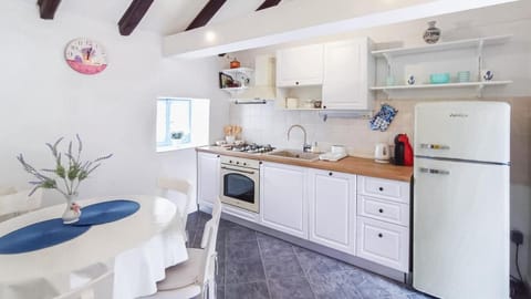 Equipped kitchen with dining area