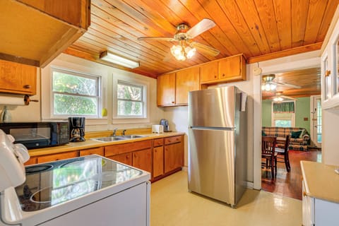 Kitchen | Cooking Basics | Coffee Maker | Paper Towels/Trash Bags Provided