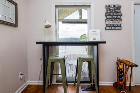 Small workstation or breakfast bar