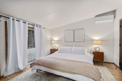 You can`t imagine what it would be like to wake up here – comfort and tranquility await you in the master suite.