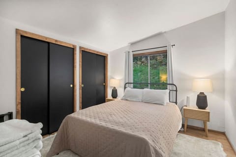 Unwind in the cozy queen bedroom – your peaceful retreat at the end of the day.