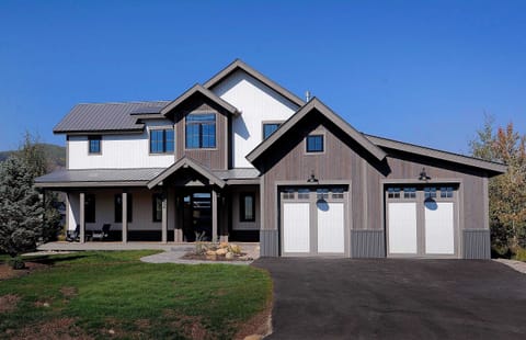 Lakeside Luxury-brand new!