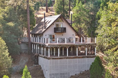 Groveland Vacation Rental | 6BR | 3BA | Stairs Required | 2,744 Sq Ft