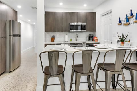 Seating for 4 at the kitchen bar