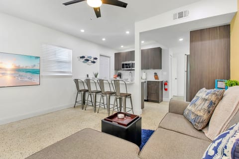 Seating for 4 at the kitchen bar