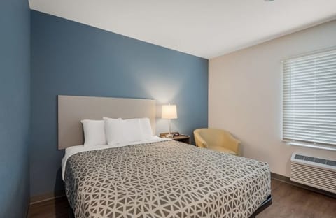 Unit with 1 Queen size bed. Exact unit will be assigned upon arrival. Views, colors and decor may vary.