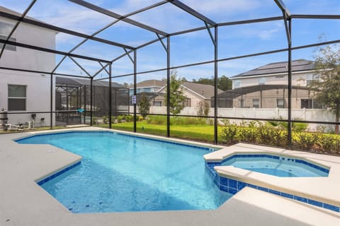Beautiful Private Swimming Pool and Hot Tub