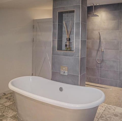 Free standing bath