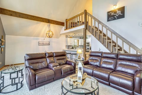 Living Room | Fireplace (Decorative) | Central A/C & Heat | Free WiFi | Smart TV