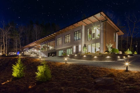 Modern Lodge with Mesmerizing Mountain Views