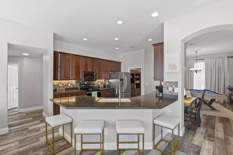 Spacious and Stylish: Counter Seating Connecting Kitchen and Living Space