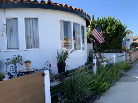 Two front settings for morning coffee