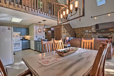 Pinecone Cottage's inviting dining area