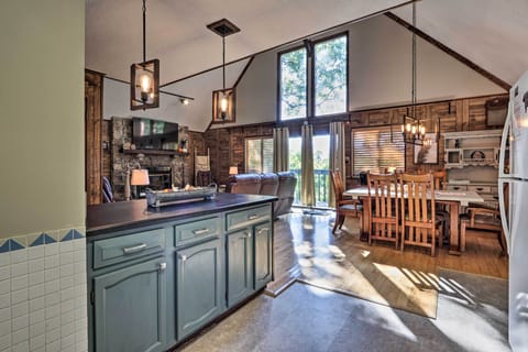 Pinecone Cottage's kitchen and dining area