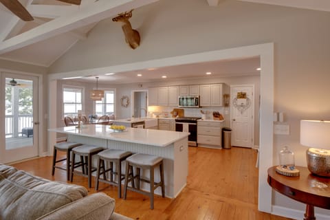 Kitchen | Main Level