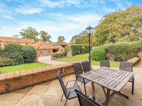 Sitting-out-area | Manor Farm House - Piggyback Barns, Sculthorpe, Fakenham