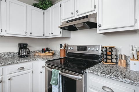 Cook up culinary magic in this fully stocked kitchen 🍳🍴