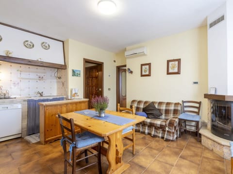 Sky, Property, Window, Building, Tree, Vegetation, Architecture, Urban Design, Plant