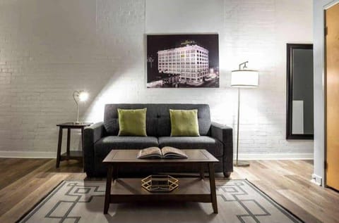 TWO CozySuites 4BR King Apt with Skybridge Access