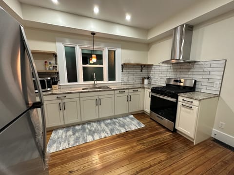 Complete kitchen with everything you need to to bring out the chef in you.