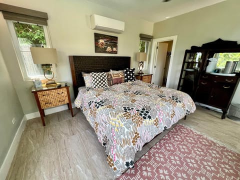 Grotto Suite - King bed with ocean view