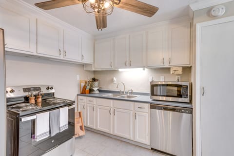 Kitchen | Microwave | Trash Bags/Paper Towels