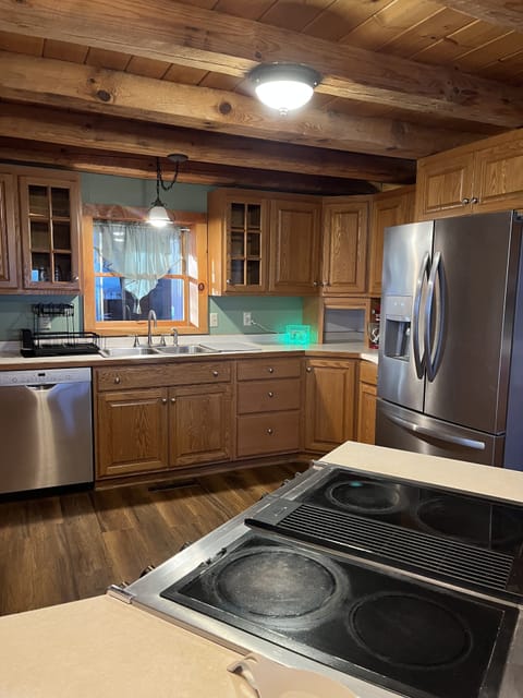 Kitchen
Full size Fridge/dishwasher/electric stove/oven/microwave