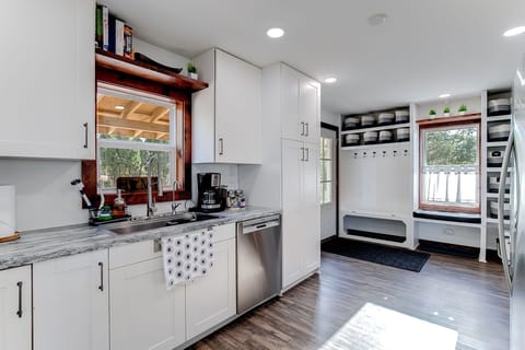 Prepare all your favorite meals in the spacious and fully equipped kitchen.