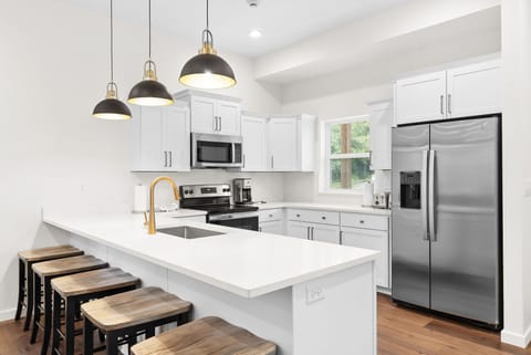 Full Kitchen - Bar Seating