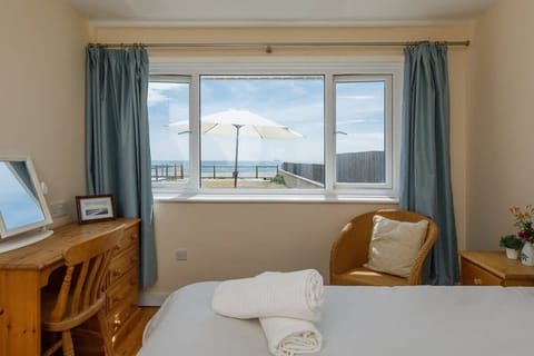 Welcome to Channel View, cosy beachfront chalet in East Wittering.