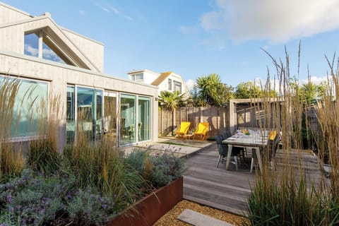 Welcome to The Architect's House, a luxurious 4br 3bath house just 5 minutes walk to West Wittering beach.
