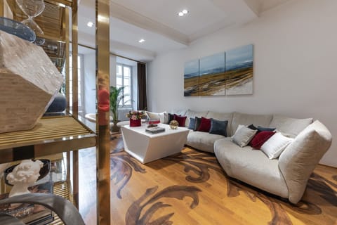 Dining & living room with windows that overlook Via Maggio and the Pitti Palace