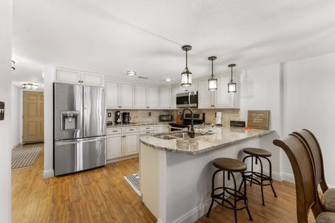 Fully applianced kitchen & breakfast bar