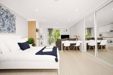 This spacious studio enjoys a light and breezy layout with everything you’ll need for a comfortable stay.