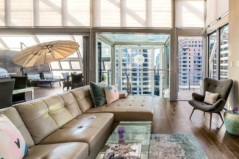 This CBD skyrise offers glass-fronted luxury, unveiling the soaring views of the city and beyond.