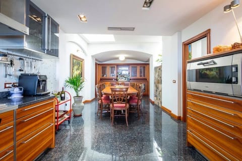 Villa Caroleo Kithchen Dining Area 