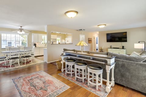 Living Room | Smart TV | Central Heating | Swamp Cooler | Gas Stove