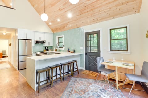 Dining Area | Dishware/Flatware | Trash Bags/Paper Towels