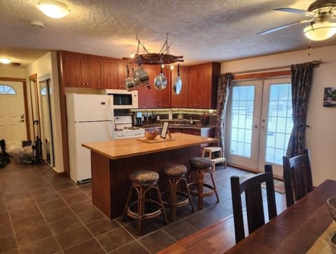 Open concept kitchen that is fully equipped