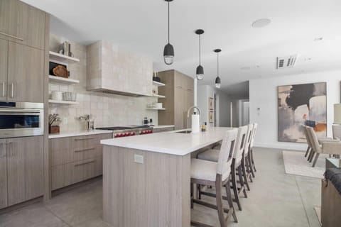 Kitchen with Island seating for 4 people 