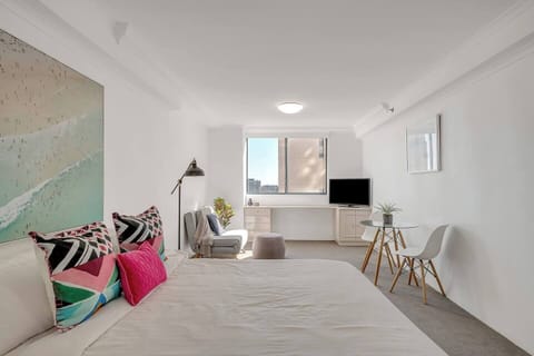 This light-filled, stylish studio puts you in the centre of Sydney. 23 storeys up, take in stunning views of Haymarket while you work from the spacious desk.