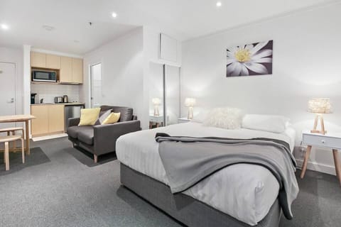 The cosy studio features a well-thought-out layout, maximising space.