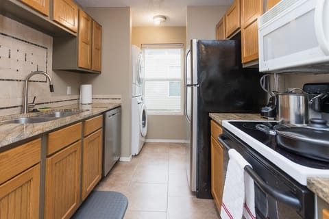Fully equipped kitchen with washer and dryer