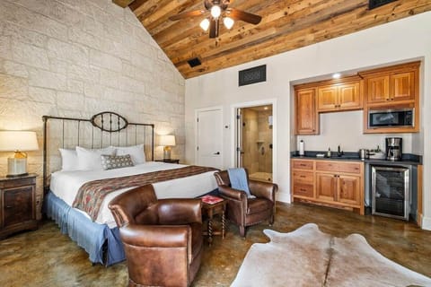Blacksmith Quarters: The Betty
This charming cottage provides a delightful combination of comfort and convenience.