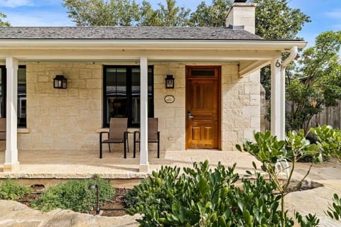 Blacksmith Quarters: The Bianca
This charming cottage seamlessly blends comfort and convenience, offering guests classic architecture, an indoor fireplace, and a spacious king-size bed. Your stay here promises to be both memorable and deeply relaxing