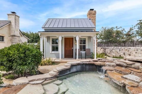 Blacksmith Quarters: The Cornelia
A cozy cottage near downtown Fredericksburg, featuring a gas fireplace, king size bed and a private hot tub, offering a perfect blend of comfort and convenience for a memorable stay.