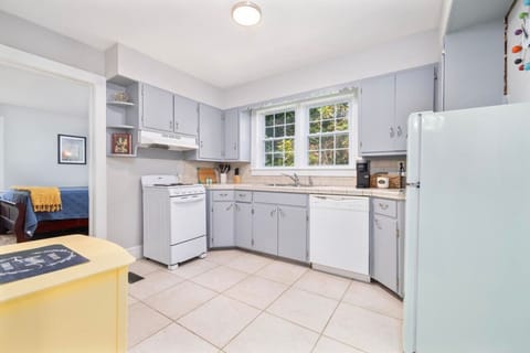 Step into this charming kitchen with a retro vibe, where vintage details meet modern functionality.