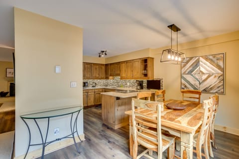 Dining Area | Dishware/Flatware Provided